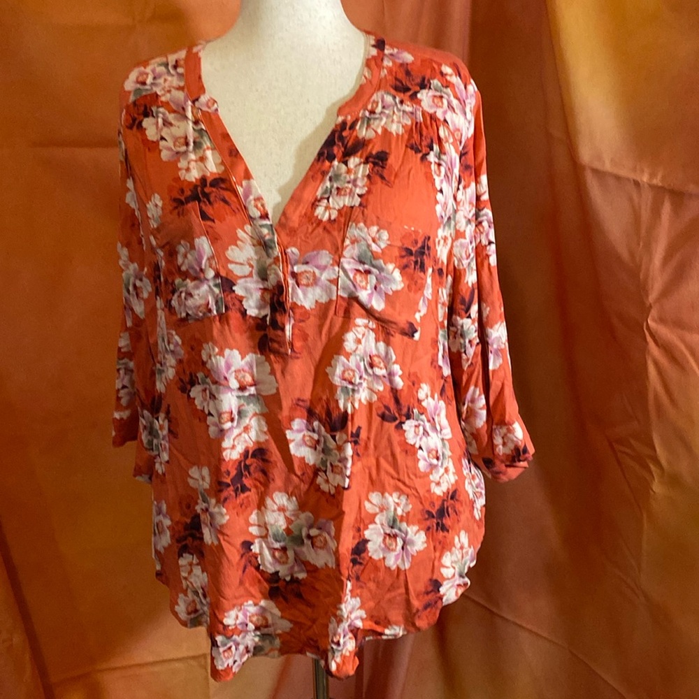 Torrid floral top, size 1 (14/16) perfect for office